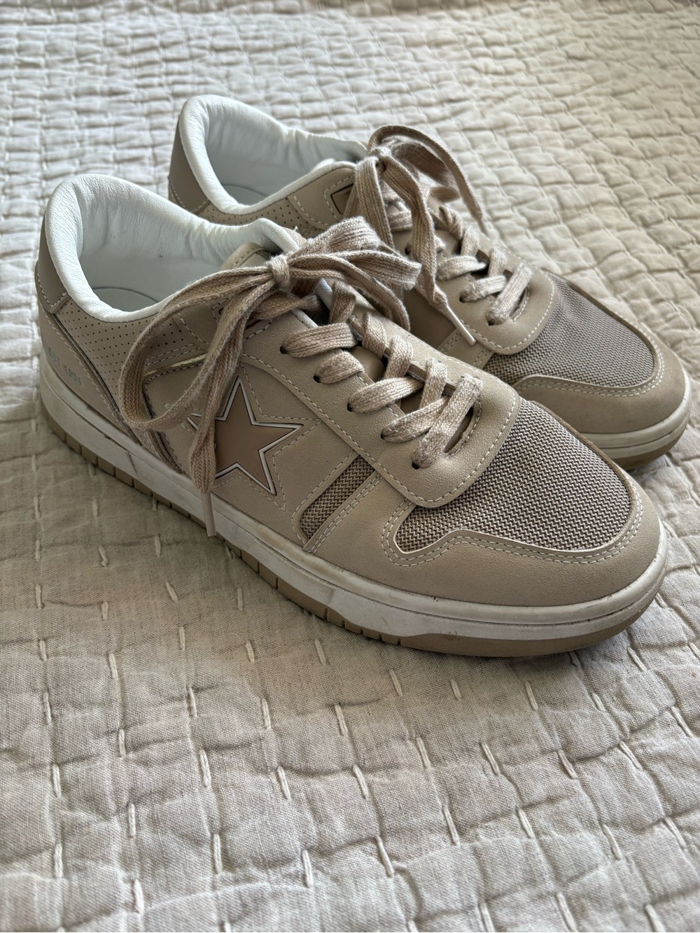 Women’s Vintage Havana Fresh Beige Low Top Sneaker size 9